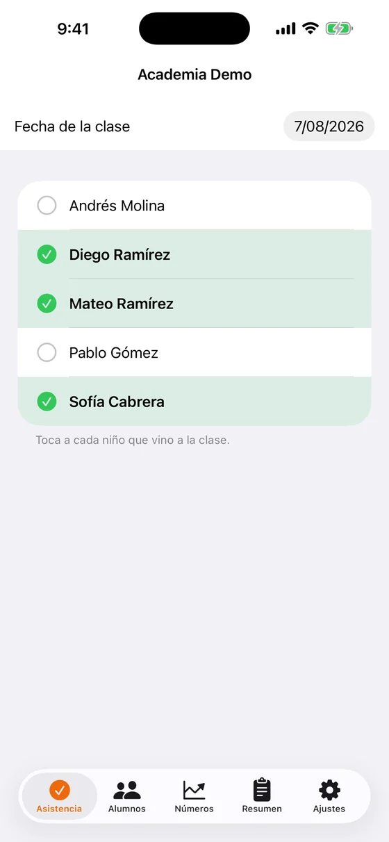Pantalla de asistencia de PayCoach con la lista de alumnos del día y los que ya vinieron marcados en verde.